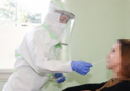 Zájem o testování se zvyšuje, laboratoře vyšetřují stovky vzorků denně. Důležitá je registrace v on-line systému